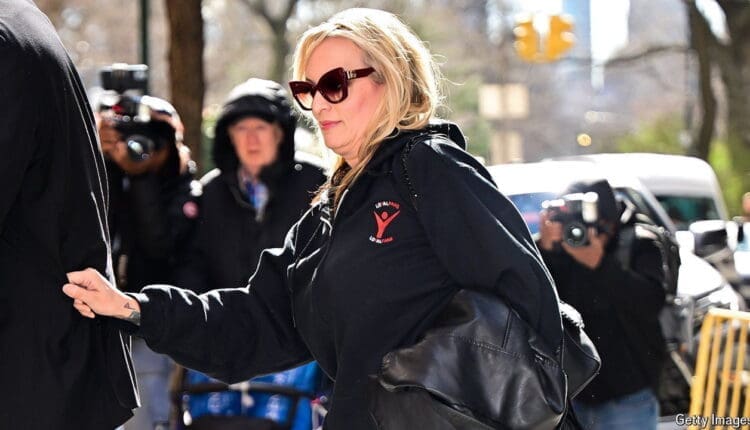 Stormy Daniels holds her own