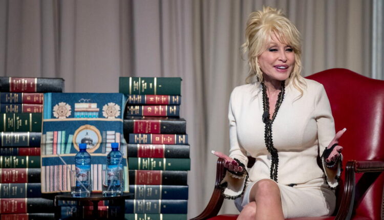 Contributor: No rising star today could stay neutral like Dolly Parton